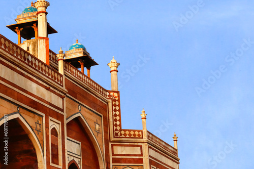 Photos beautiful blue sky and Humayun's tomb of Mughal Emperor Humayun designed by Persian architect Mirak Mirza Ghiyas in Delhi, India