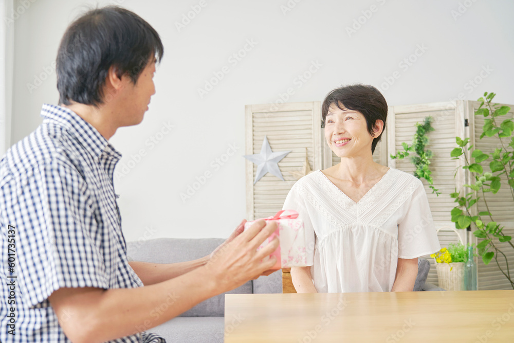 夫にプレゼントをあげる妻 夫にプレゼントをあげる妻