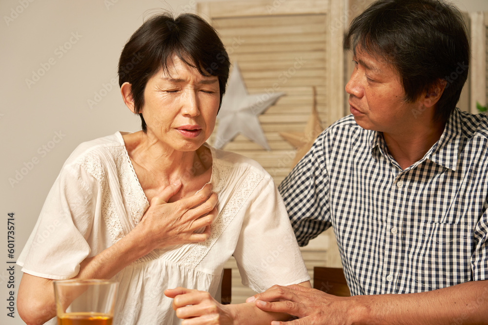 自宅で胸が痛む中年女性 自宅で胸が痛む中年女性