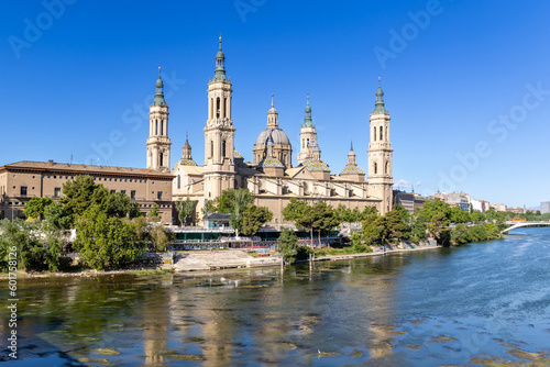  ebro river, in front of the Basilica del Pilar, with very low water level due to drought and climate change in Zaragoza, Spain © josevgluis