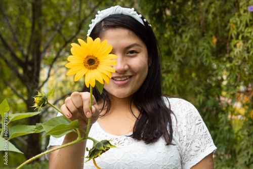 Retrato de mujer atractiva feliz  disfrutando de las flores de girasol en el campo soleado de verano. Banner de fondo de primavera y verano. Banner de foto horizontal para diseño de encabezado de siti photo