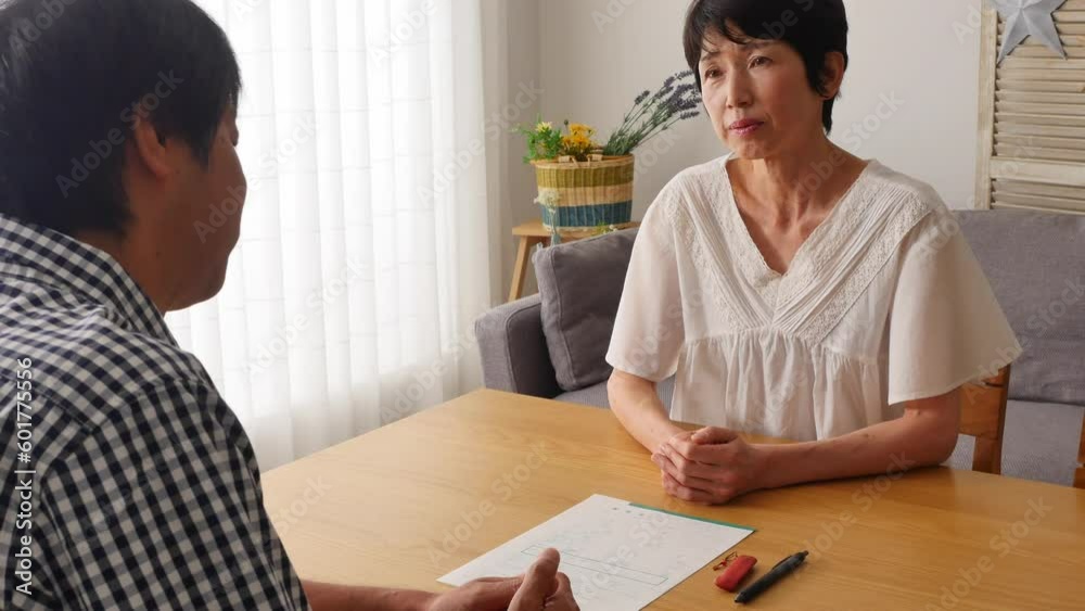 熟年離婚 離婚の話をする中年女性 熟年離婚 離婚の話をする中年女性