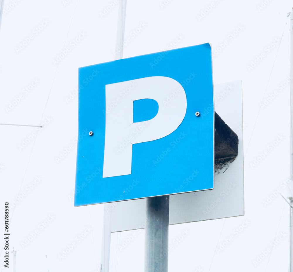 Blue and white parking sign indicated by the letter p - obrazy, fototapety, plakaty 