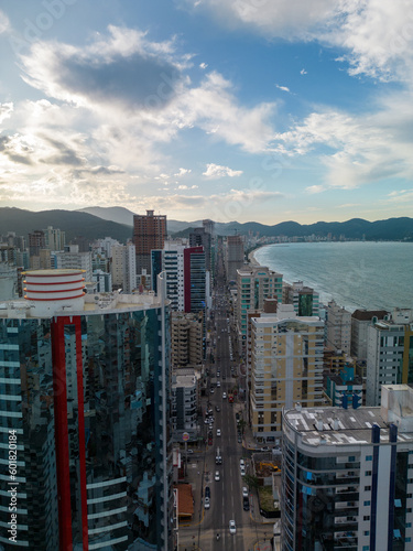 Photo of the city of Itapema with the avenue