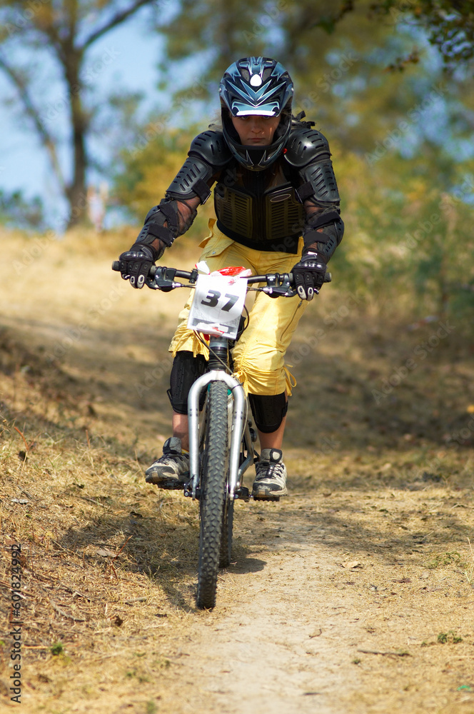 Fototapeta premium Girl on mountain bike downhill race