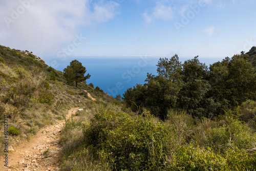 Chemin de randonnée du Mont Bastide à Eze avec une vue plongeante sur la mer Méditerranée