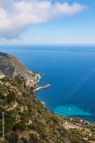 Vue depuis les pentes du Mont Bastide sur l'Isoletta, petite île dans les eaux cristallines près d'Eze-Bord-de-Mer