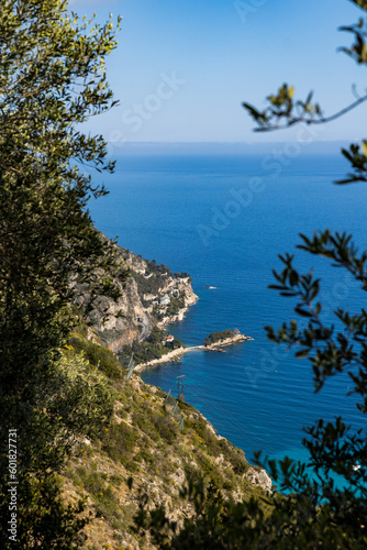 Vue depuis les pentes du Mont Bastide sur l'Isoletta, petite île dans les eaux cristallines près d'Eze-Bord-de-Mer