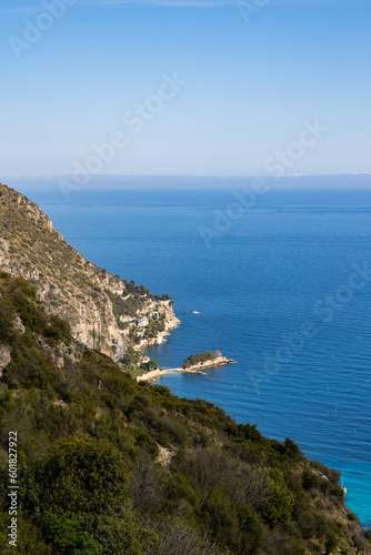 Vue depuis les pentes du Mont Bastide sur l'Isoletta, petite île dans les eaux cristallines près d'Eze-Bord-de-Mer