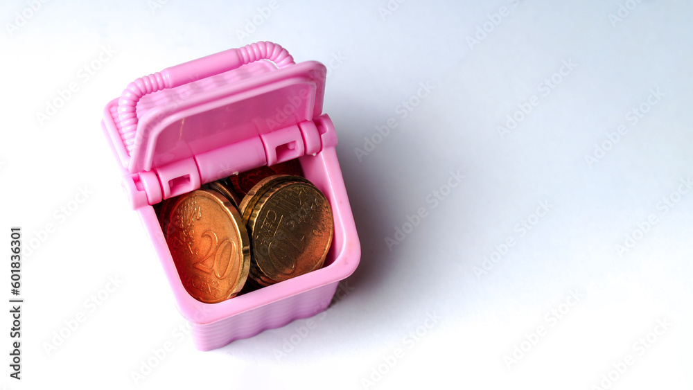 A pink small basket with a bunch of European coins of various denominations close-up
 - obrazy, fototapety, plakaty 