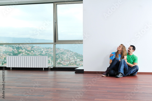 Φωτογραφία happy young couple have fun and relax at comfort bright apartment and work on la