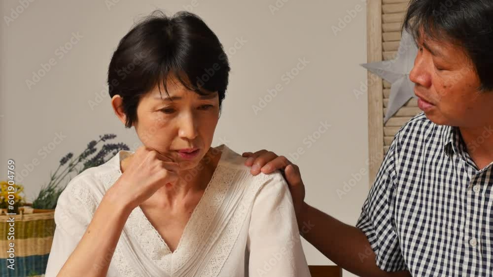 自宅で落ち込む中年女性 自宅で落ち込む中年女性