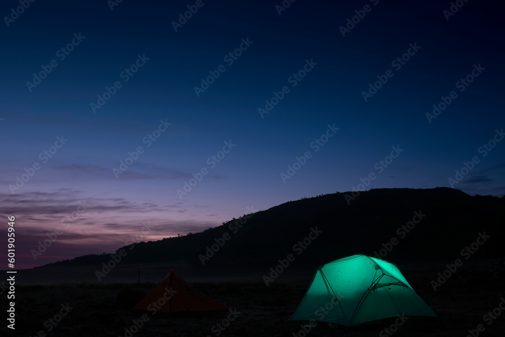 Acampamento em barraca ao amanhecer na Serra da Mantiqueira, Minas Gerais, Brasil 