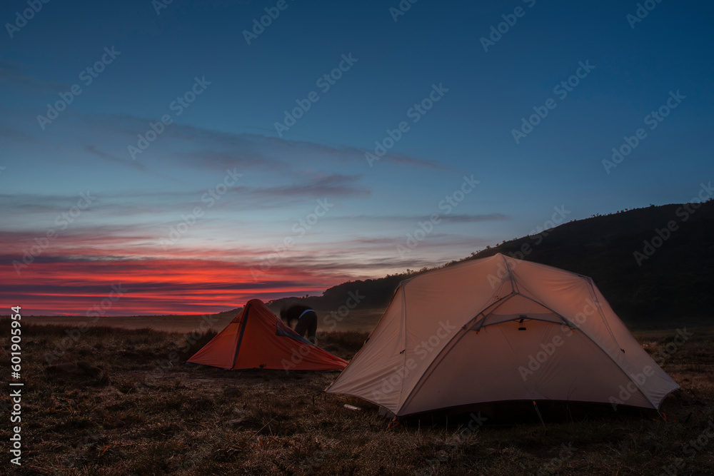 Barracas de camping ao amanhecer na Serra da Mantiqueira, Minas Gerais, Brasil