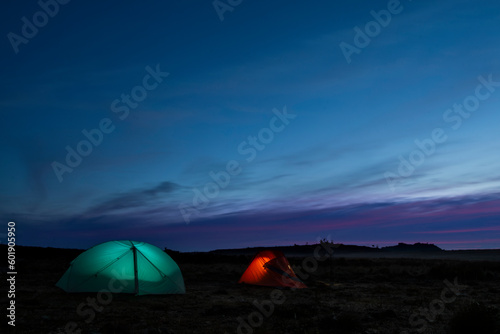 Barracas de camping ao amanhecer na Serra da Mantiqueira, Minas Gerais, Brasil