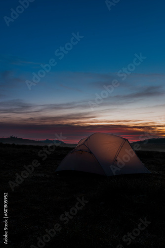 Acampamento em barraca ao amanhecer na Serra da Mantiqueira, Minas Gerais, Brasil 