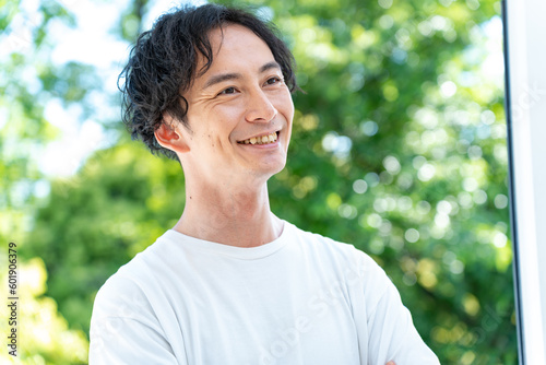 白いTシャツを着た爽やかな日本人男性
