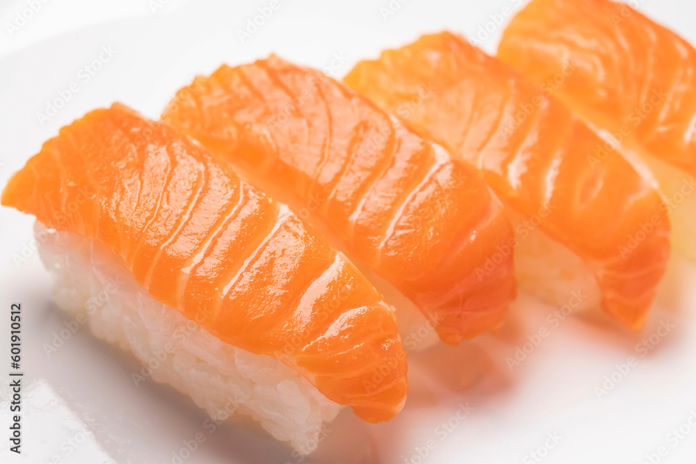 新鮮で美味しいトラウトサーモンと生サーモンのお鮨 新鮮で美味しいトラウトサーモンと生サーモンのお鮨