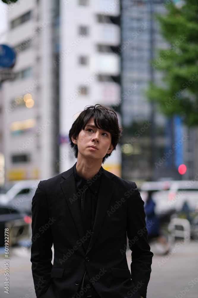 夕暮れの街を歩く若い男性のポートレート