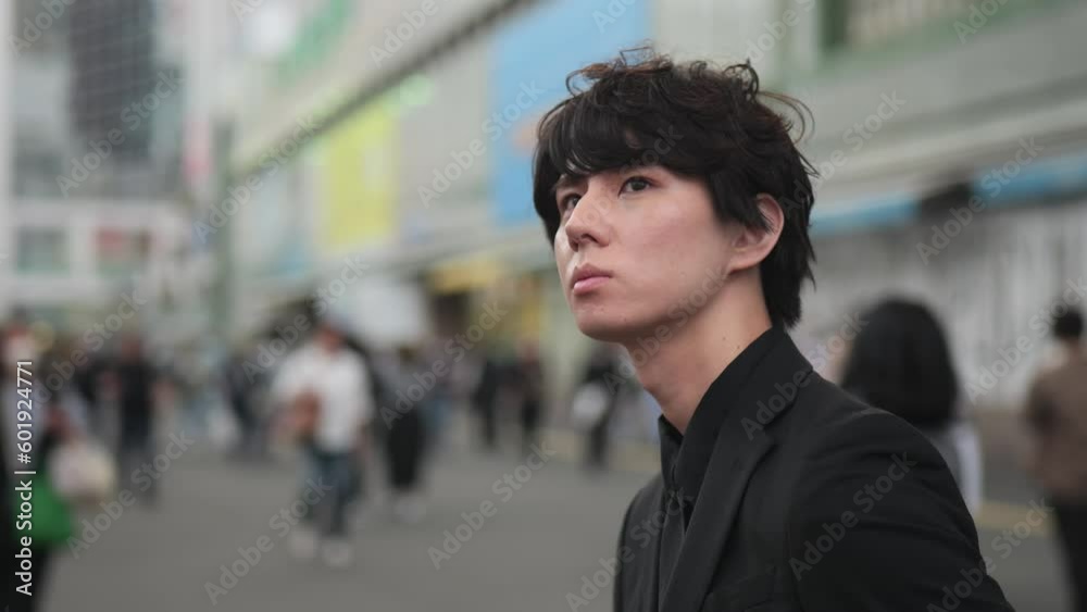 新宿の雑踏の中に立つ黒い服の男 新宿の雑踏の中に立つ黒い服の男