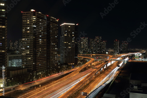 東京都江東区有明周辺の高層ビル群と湾岸道路の夜景