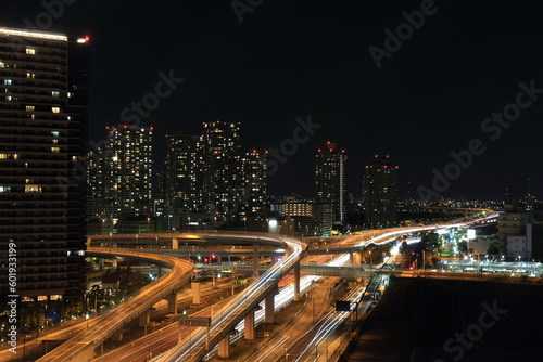 東京都江東区有明周辺の高層ビル群と湾岸道路の夜景