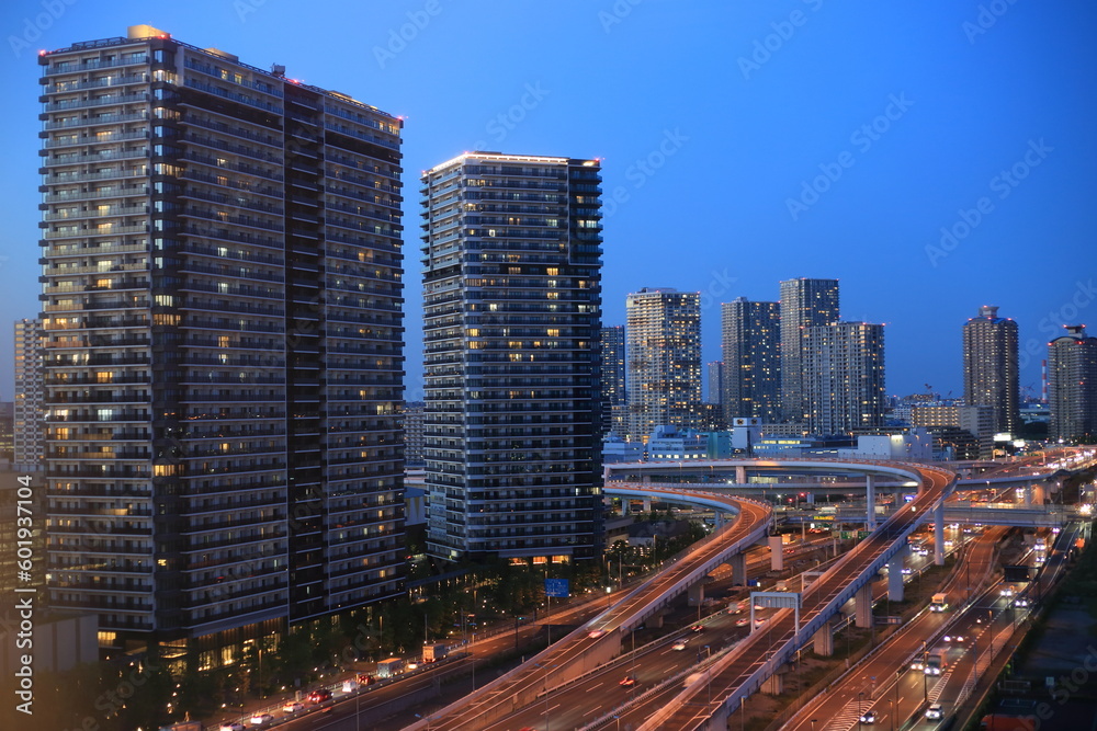 Fototapeta premium 東京都江東区有明周辺の高層ビル群と湾岸道路の夕景