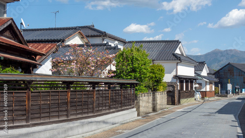 春の旧長崎街道、木屋瀬の宿と背景に福智山 © mitsuaki