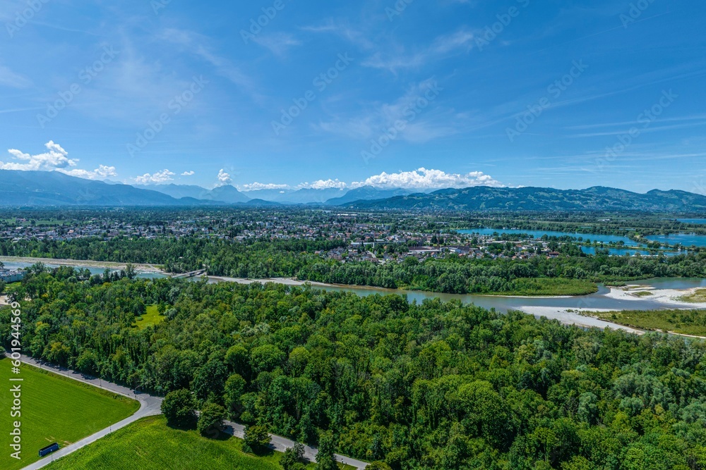 Obraz premium Rund um die Bregenzerach-Mündung in den Bodensee - Ausblick auf Hard