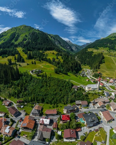 Die Gemeinde Holzgau im Tiroler Lechtal aus der Luft

