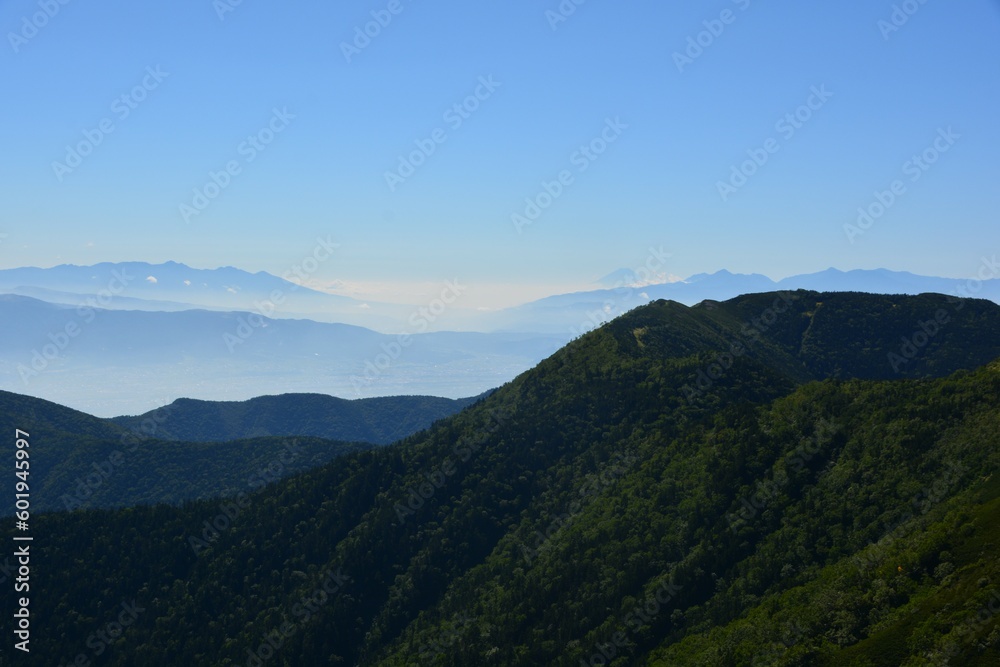 蝶ヶ岳から望む大滝山と霞む富士山