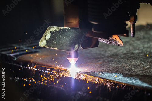 Cięcie plazmą laserem grubej blachy. Przemysł spawalniczy.