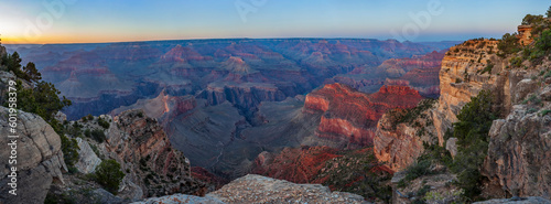 Fototapeta Naklejka Na Ścianę i Meble -  The last rays of the setting sun illuminate the majestic Grand Canyon.
