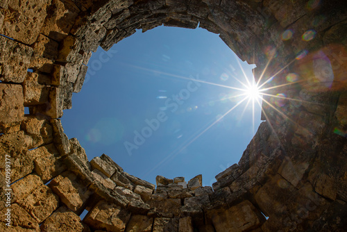 Fotografia colonnade on the main street of ancient ruined city Hierapolis in Turkey