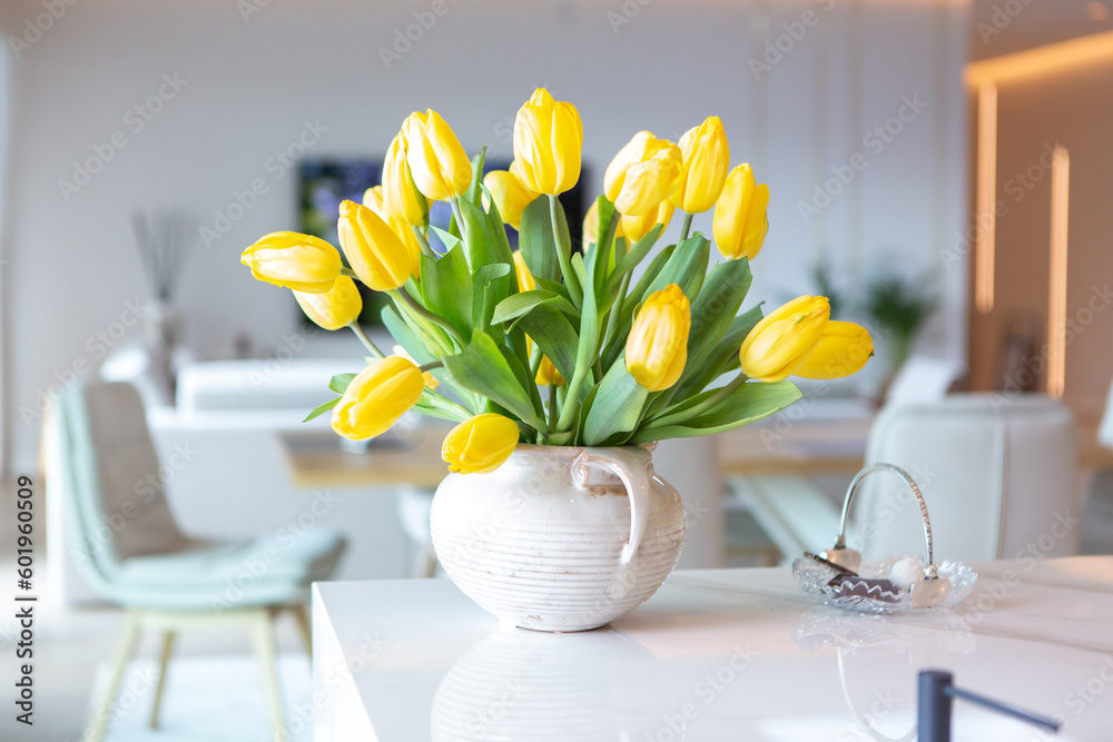 Naklejka premium Żółte tulipany w wazonie w domu