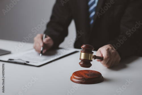 Fotografia Lawyer who assists legal counsel with clients who are stuck in a lawsuit or want to file a lawsuit, lawyering is a legal battle, using the law to fight a lawsuit fairly