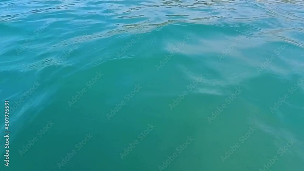 Wasser mit kleinen Wellen - See, Meer, Ozean, H2O Wasser mit kleinen Wellen - See, Meer, Ozean, H2O