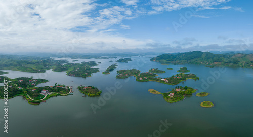 Fotografía Aerial view of Cam Son lake, Luc Ngan landscape, Bac Giang, Vietnam