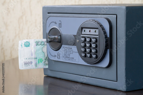 Compact safe box