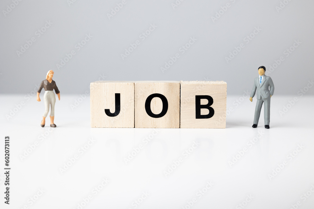 JOB文字と男女の人形