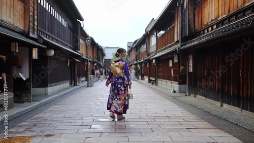 青い着物を着た若い女性が石川県金沢市ひがし茶屋街の古い町並みを歩く動画 4k60fps Video of a young woman in a blue kimono walking through the old streets of Higashi Chaya-gai, Kanazawa, Ishikawa, Japan 4k60fps