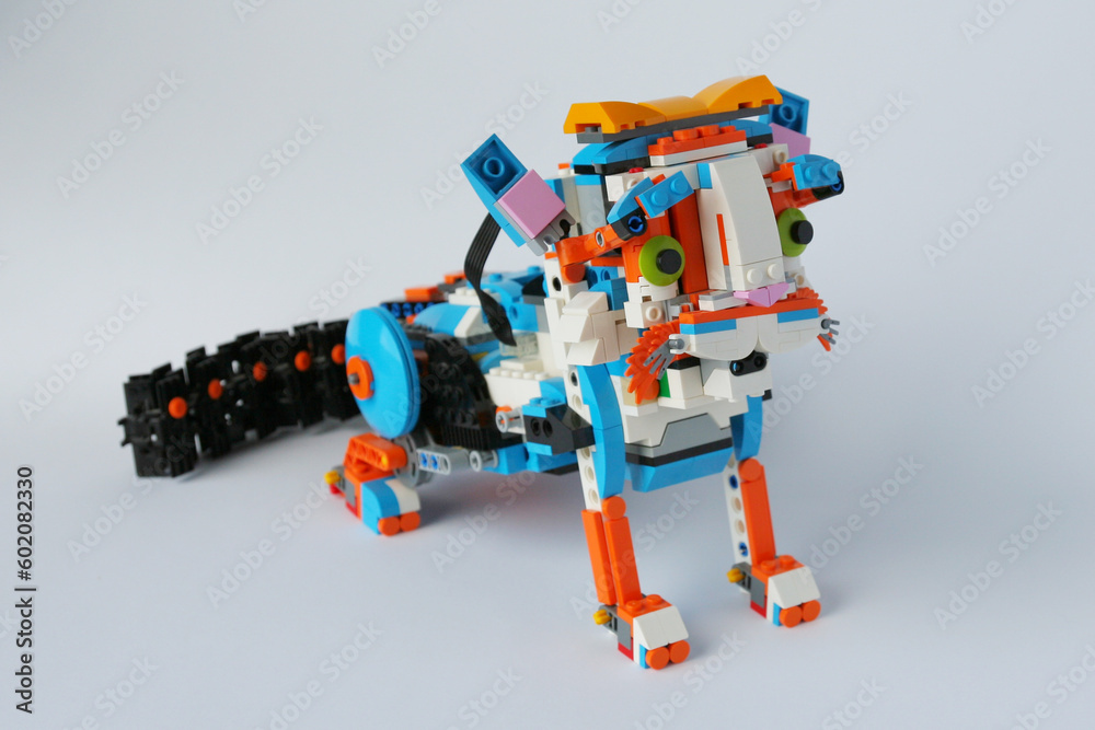 Obraz premium The robot cat sat down on its hind legs