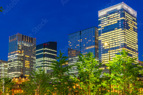 丸の内ビジネス街の夜景　東京都市風景