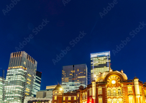 丸の内ビジネス街の夜景 東京都市風景