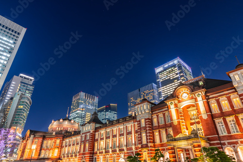 東京駅と丸の内ビジネス街の夜景 東京都市風景 