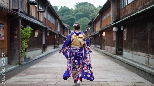 青い着物を着た若い女性が石川県金沢市ひがし茶屋街の古い町並みを歩く動画 4k60fps Video of a young woman in a blue kimono walking through the old streets of Higashi Chaya-gai, Kanazawa, Ishikawa, Japan 4k60fps