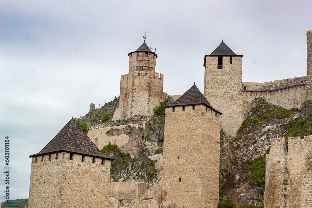An imposing building stands against the sky, its rich architectural history symbolizing a past full of culture and stories. An imposing building stands against the sky, its rich architectural history symbolizing a past full of culture and stories.