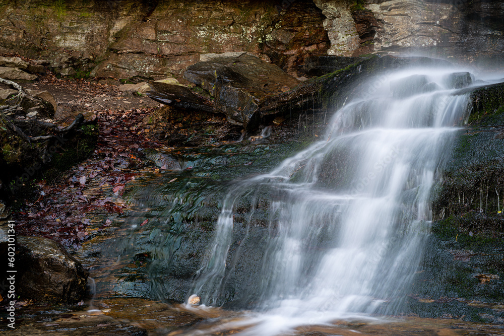 Fototapeta premium cascading waterfalls that runs quickly over the rocks