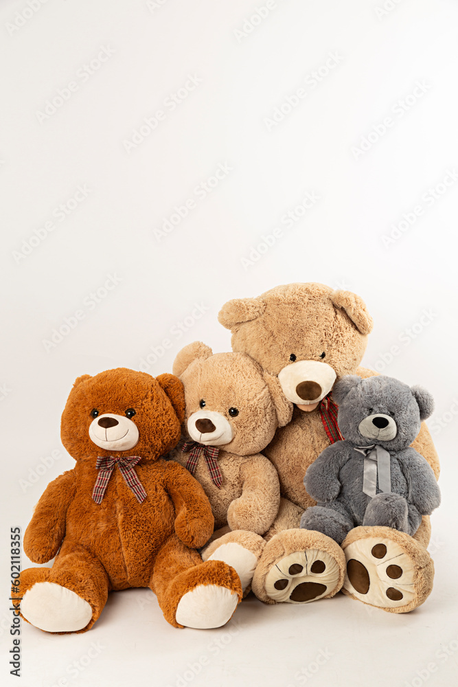 Cuatro ositos de peluche sentados, de varios colores. Cuatro ositos de peluche sentados, de varios colores.