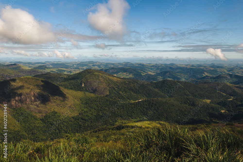 Vista de montañas desde la Piedra de Itaipava, Petrópolis, Brasil